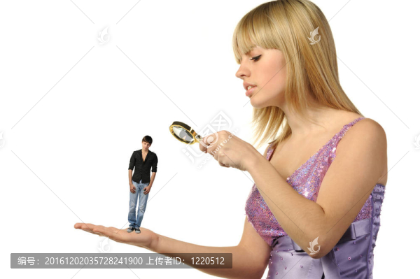 女孩考慮的人通過(guò)一個(gè)放大鏡。潛在的新郎，它被隔離在白色背景上.