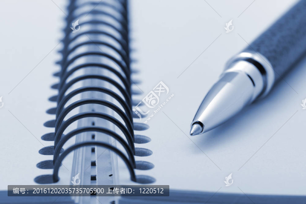 筆和筆記本上的螺旋與黃紙