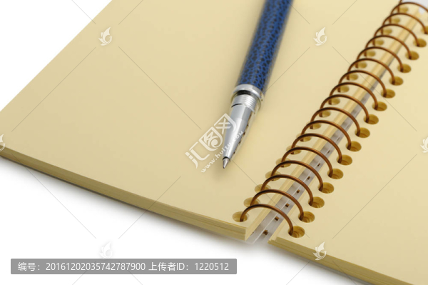 筆和筆記本上的螺旋與黃紙