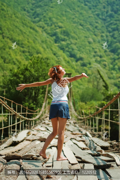 山區(qū)橋上的女孩