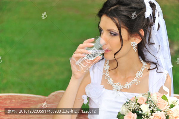新娘喝香檳酒