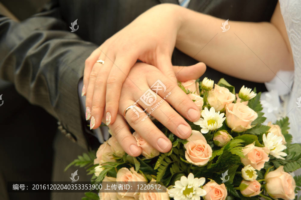 一對新婚夫婦的手