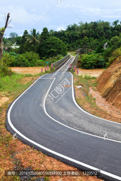 在一條棕色的河上有橋的公路