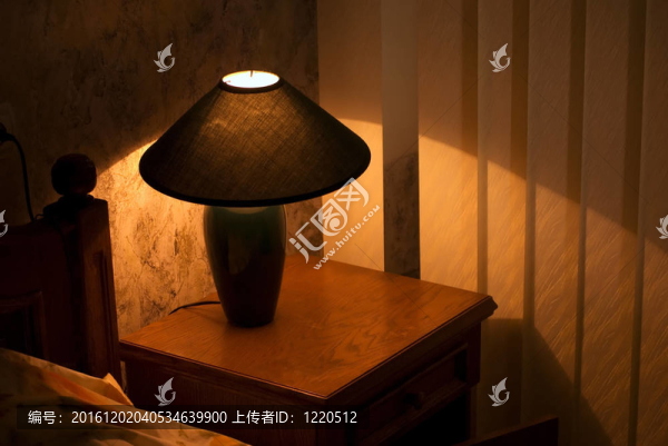 夜間支架上的舒適燈