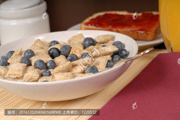 藍(lán)莓麥片；吐司和橙汁