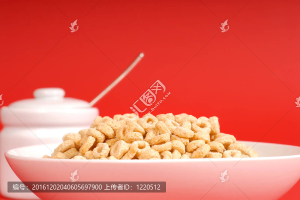 一碗燕麥麥片，紅色背景上有糖碗