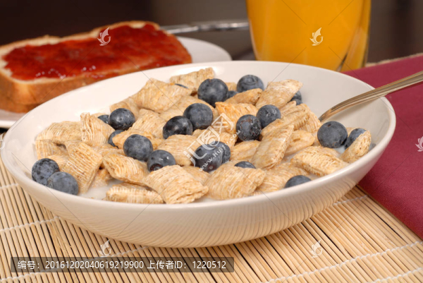 一碗帶藍(lán)莓的小麥麥片；吐司和橙汁