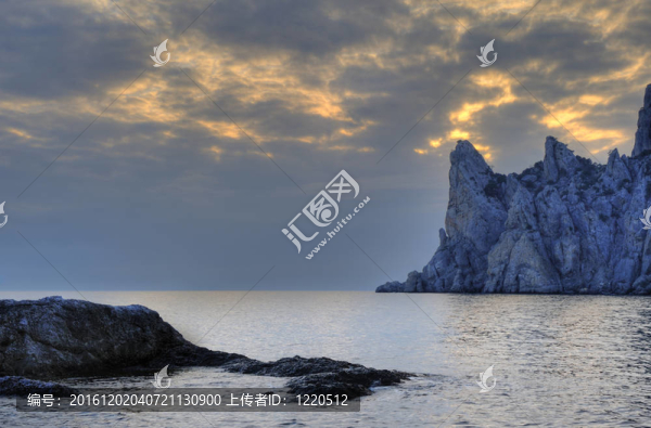 夜晚的海岸線和山脈