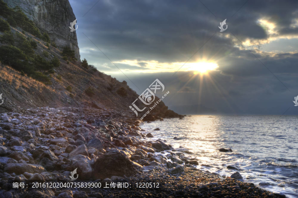 夜晚的海岸線和山脈