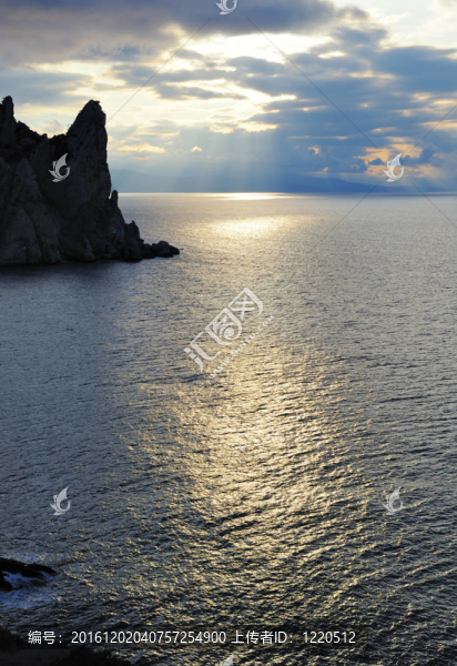 夜晚的海岸線和山脈