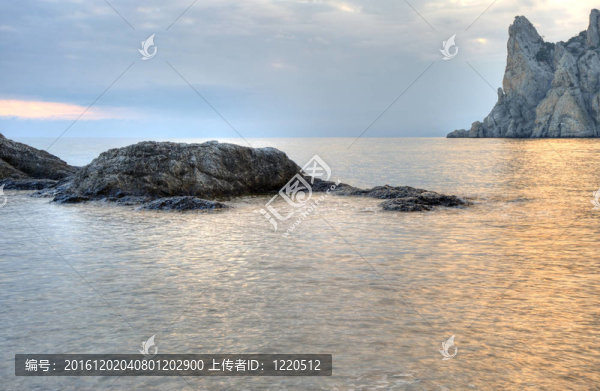 夜晚的海岸線和山脈