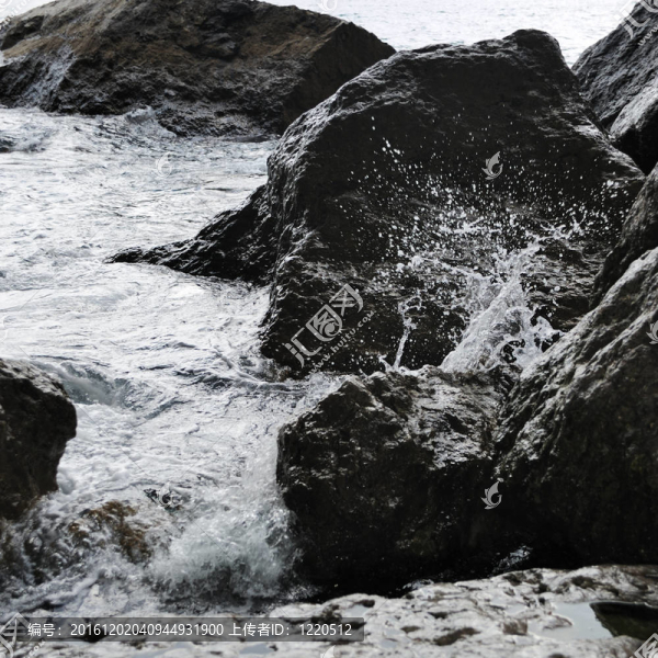 海岸石頭飛濺的波浪