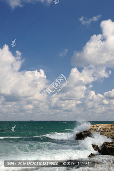 海岸石頭飛濺的波浪