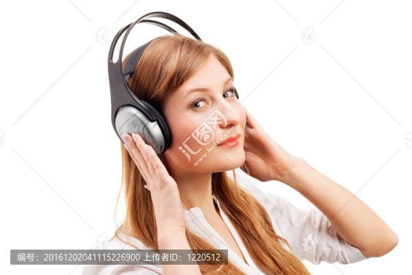 美麗的女人聽音樂。