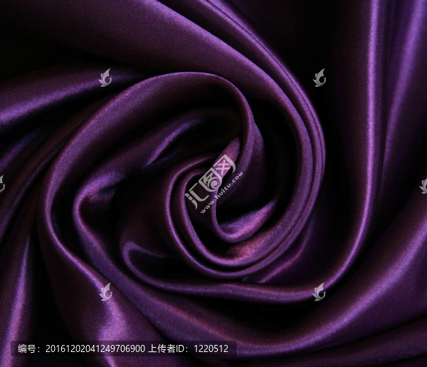 以飄逸的淡紫色真絲為背景