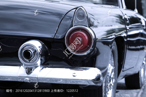 經典轎車后觀