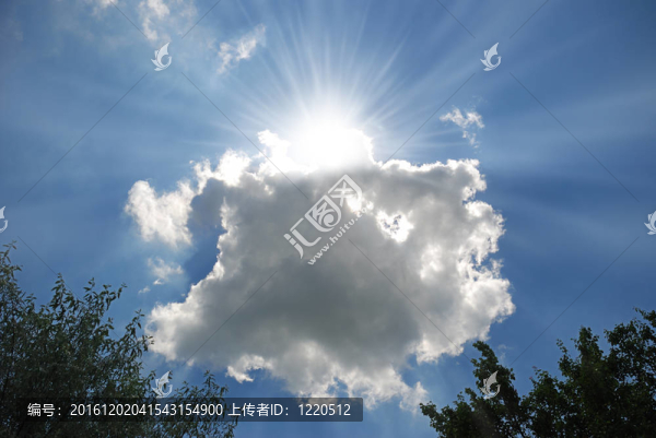 太陽光束和云