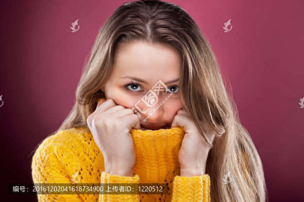 完美的金發(fā)女郎在紅色背景