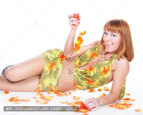 美麗的女人躺在地板上