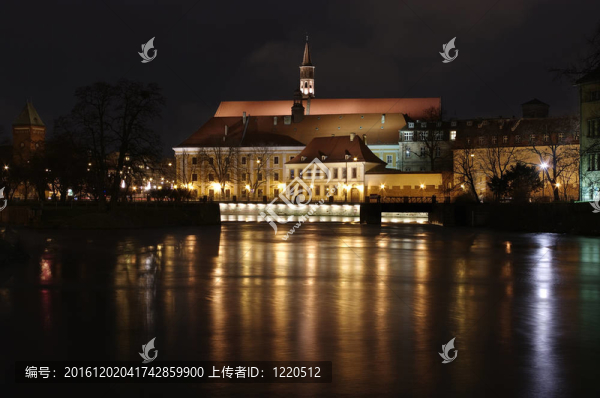 河流和建筑物的夜景