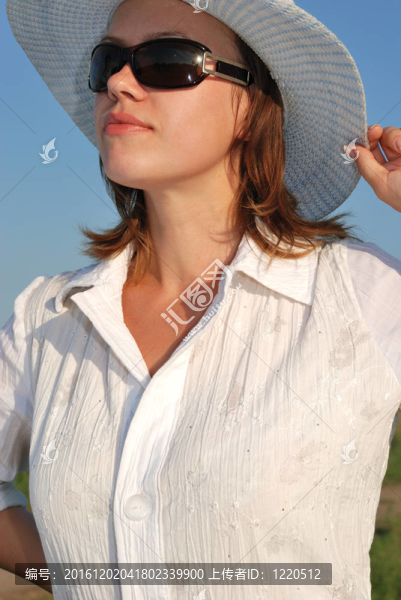 戴眼鏡的女人和背景的帽子