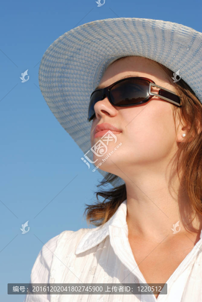 戴眼鏡的女人和背景的帽子