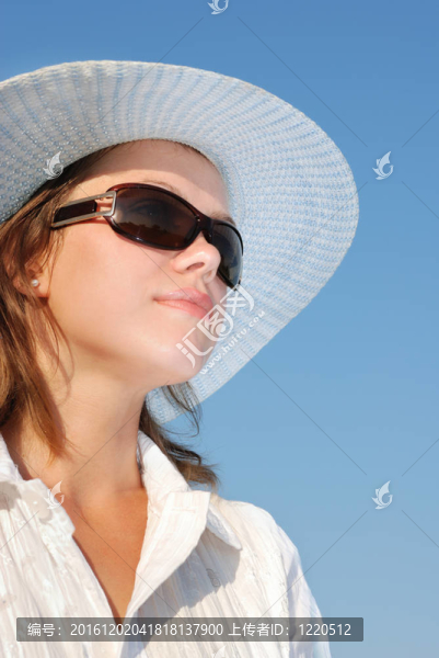 戴墨鏡的女人和一頂帽子