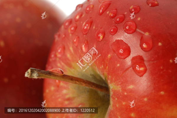 蘋果和新鮮水滴