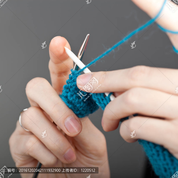 一個(gè)年輕女子的手編織