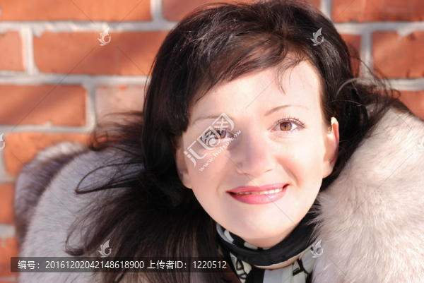 在一件毛皮大衣里的女人
