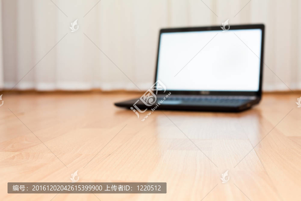 打開房間的地板的筆記本電腦。筆記本電腦不集中。前臺(tái)復(fù)制空間
