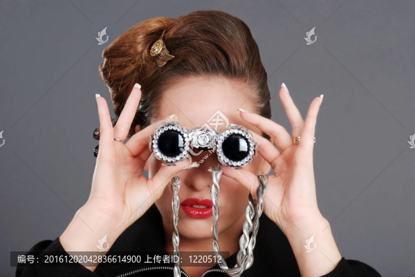 使用花式雙筒望遠鏡的女人