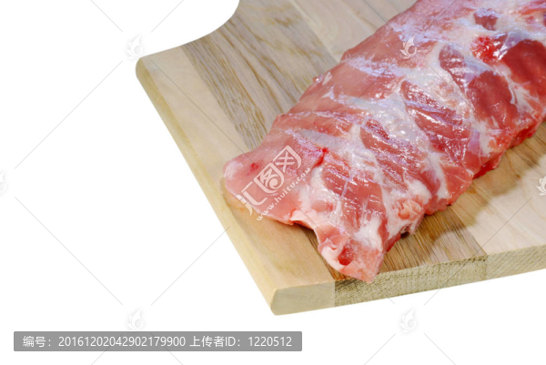 切割板上的原始排骨