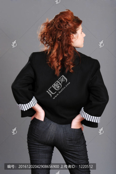 紅頭女人的手在后面的口袋里