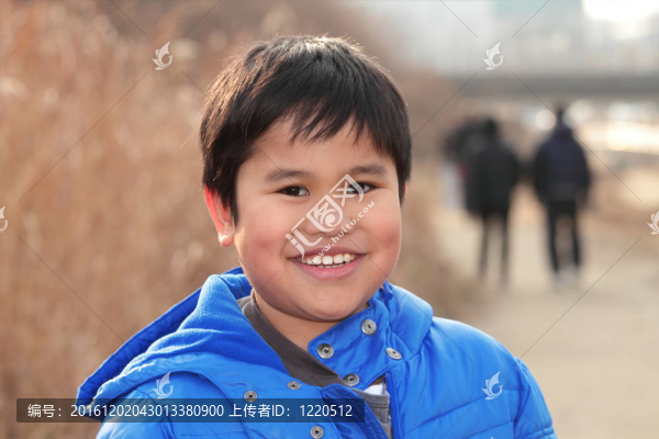 當(dāng)他微笑的時(shí)候，男孩的肖像