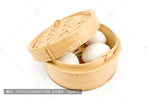 在蓋下的竹籃子里的白蛋