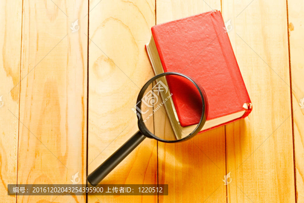 放大鏡和木制背景書