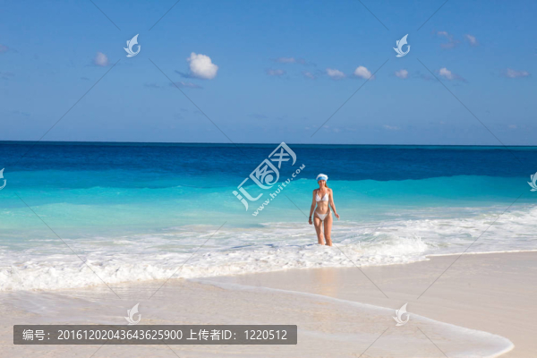 戴著圣誕老人帽子的女孩離開了大海