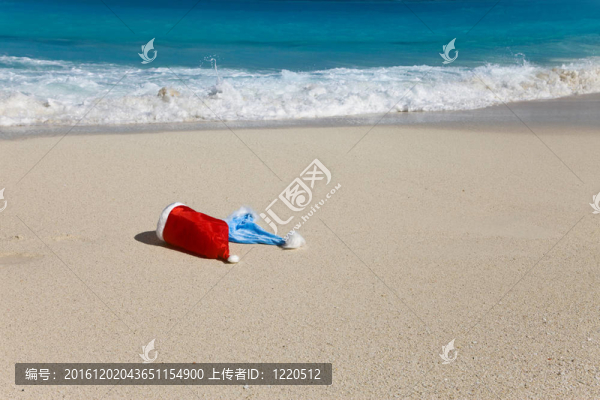 海灘上兩個(gè)圣誕老人的新年帽