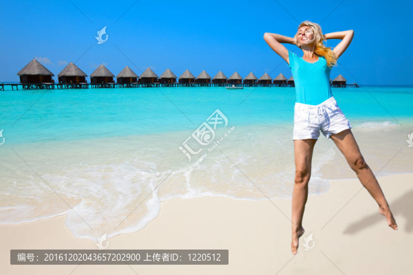 女孩在海岸上跳；馬爾代夫