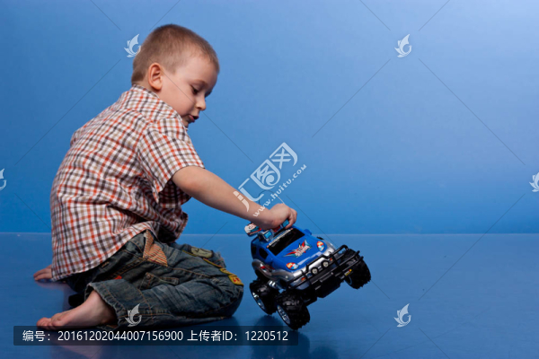 快樂男孩玩汽車
