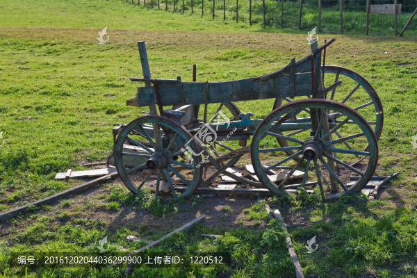在田野上的舊的木制馬車