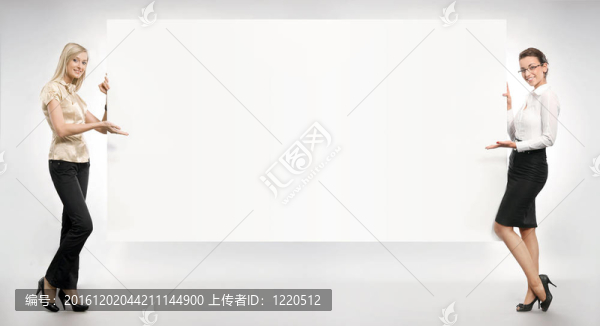 兩女背著一個大白板；很多分隔開的