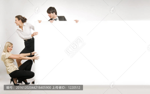 生意人拉大白板；很多分隔開的