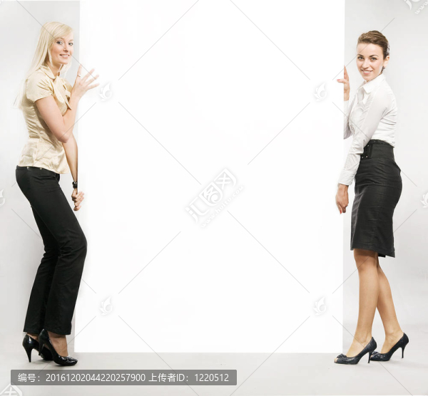 兩個商人拿著一個白色的板