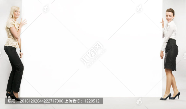 兩個商人拿著一個白色的板