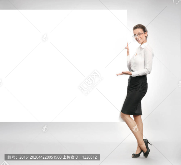 漂亮的女商人顯示空白板