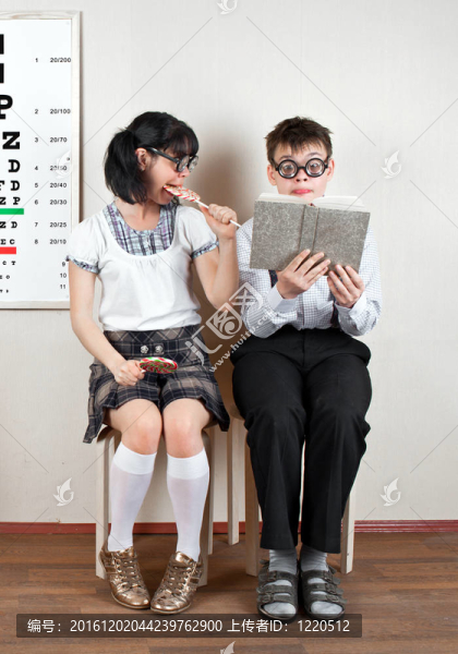 在醫(yī)生辦公室里戴眼鏡的兩個人