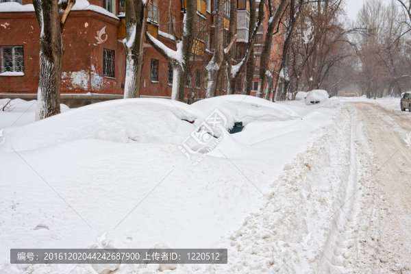冬天。雪下的車