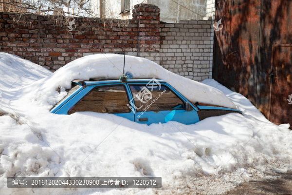 冬天。雪下的車